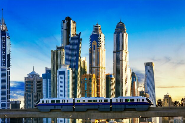 U-Bahn bei Sonnenuntergang in Dubai Marina