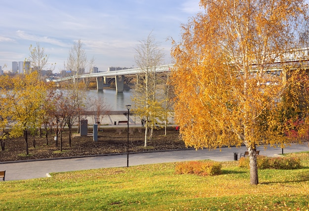 U-Bahn-Brücke am Fluss Ob. Herbstdamm der Hauptstadt Sibiriens