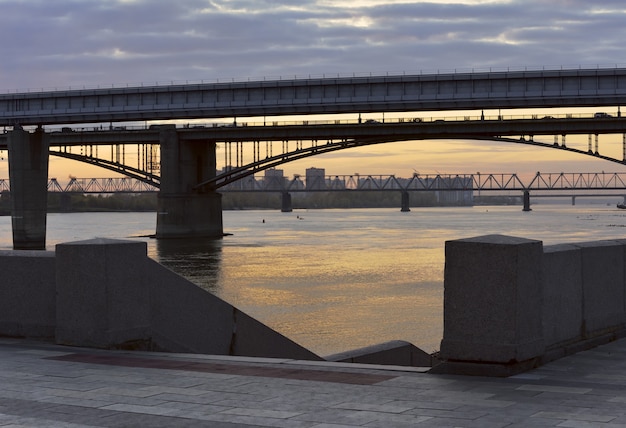 U-Bahn-Brücke gewölbte Straßenbrücke Eisenbahnbrücke über den Fluss Ob in der Hauptstadt Sibiriens