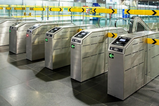 U-Bahn-Station mit modernem Tor