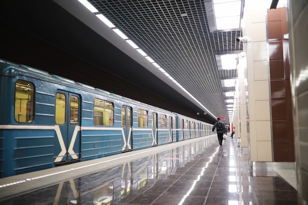 U-Bahn-Wagen mit leeren Sitzen. Leerer U-Bahn-Wagen.