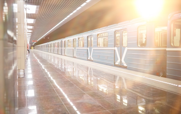 U-Bahn-Wagen mit leeren Sitzen. Leerer U-Bahn-Wagen.