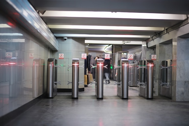 U-Bahn-Wagen mit leeren Sitzen. Leerer U-Bahn-Wagen.