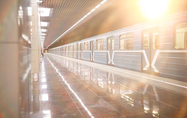 U-Bahnwagen mit leeren Sitzen Leere U-Bahn