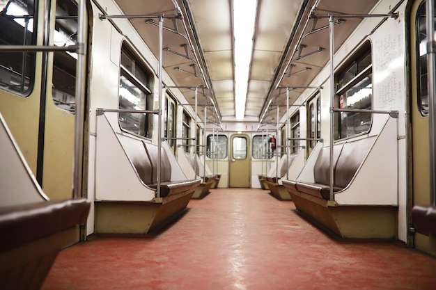 U-Bahnwagen mit leeren Sitzen Leere U-Bahn