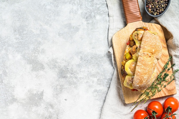 U-Boot-Sandwich mit Fleischbällchen. Grauer Hintergrund