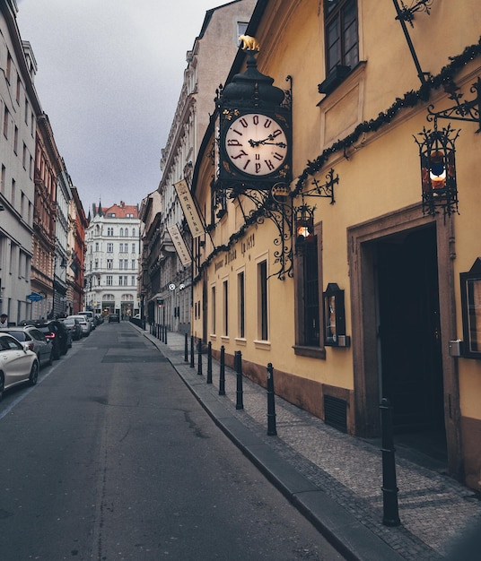 U Fleku Pivovar Restaurant Bierhalle und Brauereieingang mit Uhr Älteste Kneipen in Prag