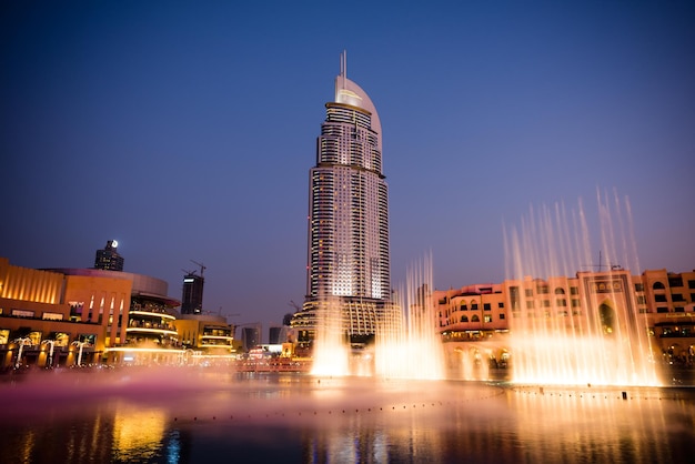 UAE, DUBAI - 1. JANUAR: Dubai-Brunnen zeigen am 1. Januar 2015 in der Dubai Mall