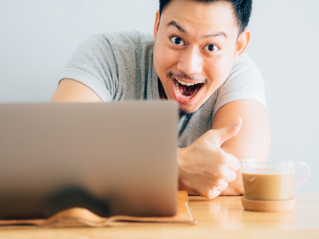 Uau cara de homem usar laptop.