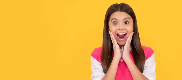 Foto uau, interpolação de beleza de pele e juventude, moda casual, adolescente feliz em fundo amarelo, rosto de criança, cartaz horizontal, adolescente, banner de retrato isolado com espaço de cópia