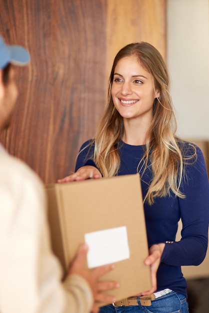 Uau, isso chegou ainda mais cedo do que eu pensava Foto de um entregador não identificável fazendo uma entrega para um cliente em sua casa