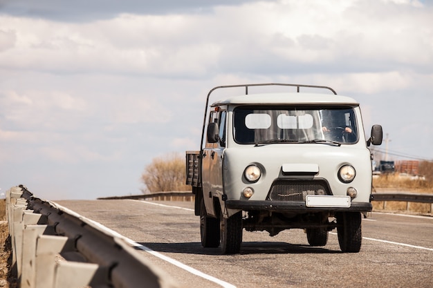 UAZ "Farmer" en una carretera