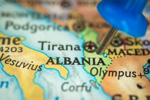 Ubicación Albania y Tirana chincheta en el mapa marcador de primer plano de destino para viajes turismo y concepto de viaje Europa