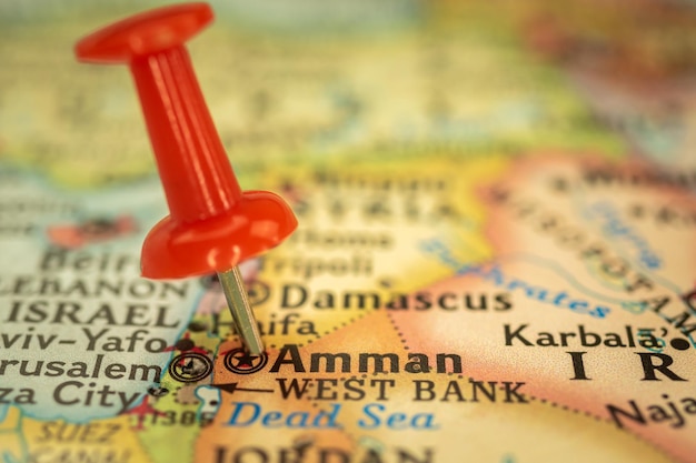 Ubicación Amman en Jordania mapa de viaje con marcador de punto de alfiler closeup concepto de viaje de Asia