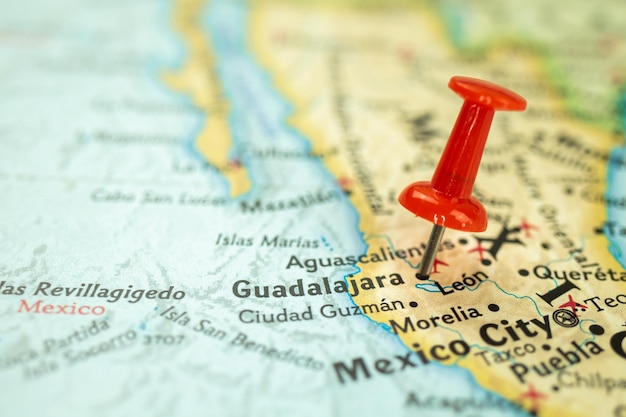 Ubicación de la ciudad de Guadalajara en el mapa de México con alfiler rojo que señala el primer plano de América del Norte