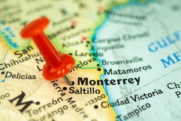 Ubicación de la ciudad de Monterrey en el mapa de México con alfiler rojo que señala el primer plano de América del Norte