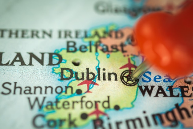 Ubicación Dublín en Irlanda alfiler en el mapa marcador de primer plano de destino para viajes turismo y concepto de viaje Europa