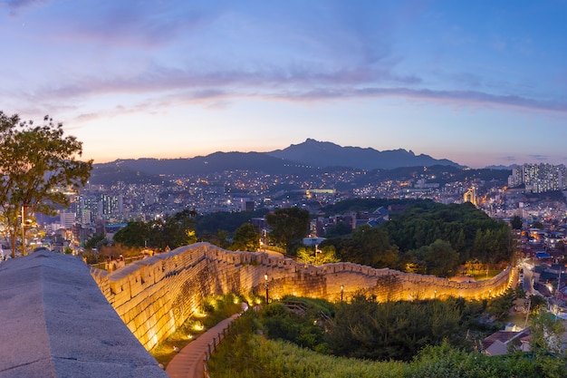 Foto ubicación del horizonte de la ciudad de seúl en el parque naksan con murallas antiguas en seúl, corea del sur
