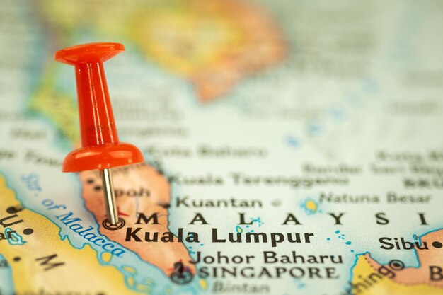 Foto ubicación kuala lumpur en el mapa de malasia con alfiler de primer plano concepto de viaje y viaje asia