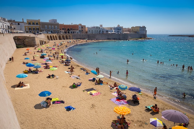 En la ubicación más fresca de la región de Puglia (sur de Italia), un panorama costero con un maravilloso cielo azul