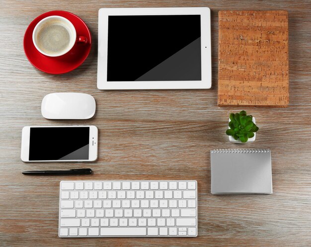 Ubicación plana del lugar de trabajo en la oficina con accesorios comerciales