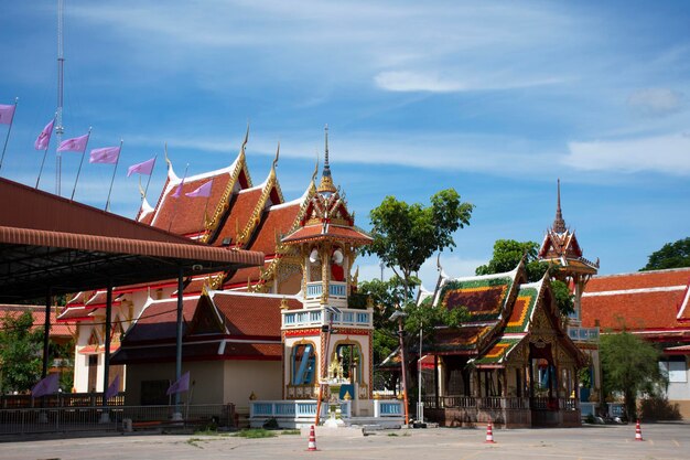 Ubosot-Kirche der alten Architektur und antikes Gebäude für thailändische Leute reisen besuchen und respektieren das heilige Geheimnis des Wat Laksi Rat Samosorn-Tempels in Ban Phaeo in Samut Sakhon Thailand