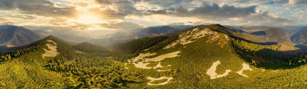 Ucrania El amanecer brilla en los Cárpatos, la niebla de color se esparce por los valles y las tierras bajas de la cordillera, las praderas doradas son deslumbrantemente hermosas