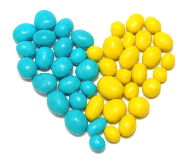 Ucrania colores de la bandera del corazón de caramelos dulces gominolas aislado sobre un fondo blanco.