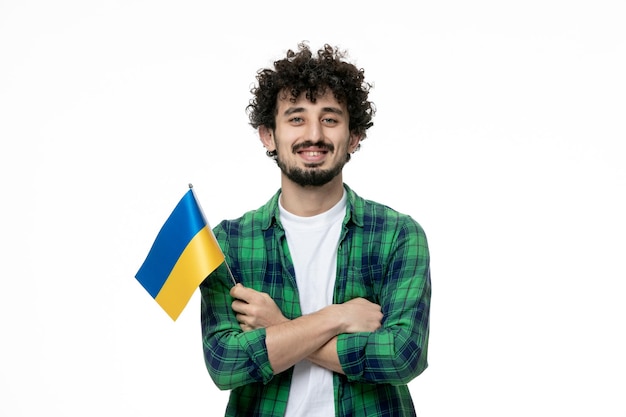 Ucrania conflicto ruso lindo joven morena chico camisa verde y bandera ucraniana cruzando las manos