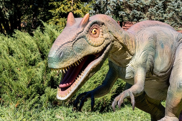 Ucrania, Khmelnitsky, octubre de 2021. Dinosaurio, megaraptor de cerca con la boca abierta y dientes afilados