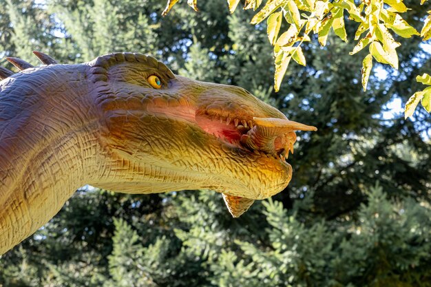 Ucrania, Khmelnitsky, octubre de 2021. Modelo de un dinosaurio baryonyx con pescado en la boca en el parque en un día soleado de cerca