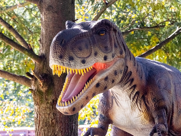 Ucrania, Khmelnitsky, octubre de 2021. Modelo de dinosaurio en el parque. Tiranosaurio gigante en una exposición en el parque en un día soleado de verano, la cabeza de un dinosaurio