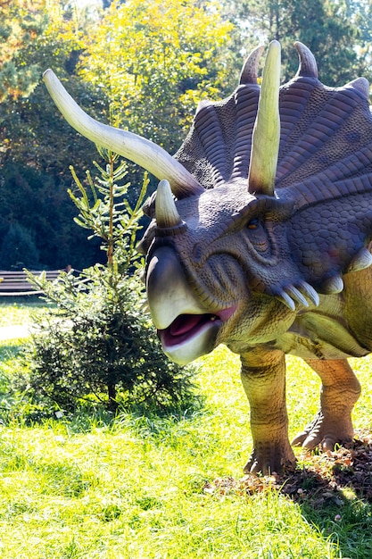 Ucrania, Khmelnitsky, octubre de 2021. Modelo de dinosaurio en el parque. Triceratops gigante en exhibición en el parque en un día soleado de verano