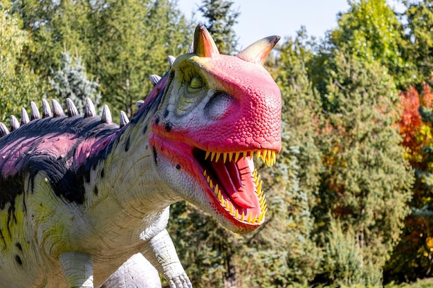 Ucrânia, Khmelnitsky, outubro de 2021. Dinossauro, carnotauro fecham-se com a boca aberta e dentes afiados
