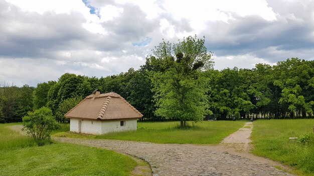 Ucrânia, Kiev - 11 de junho de 2020. A antiga casa dos camponeses no museu Pirogovo. Museu Nacional de arquitetura popular e vida cotidiana das casas de folclore tradicional de diferentes regiões da Ucrânia.