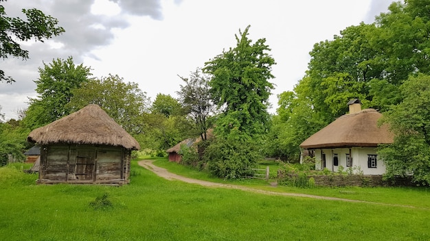 Ucrânia, Kiev - 11 de junho de 2020. A antiga casa dos camponeses no museu Pirogovo. Museu Nacional de arquitetura popular e vida cotidiana das casas de folclore tradicional de diferentes regiões da Ucrânia.