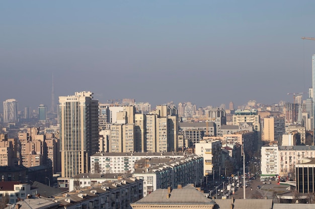 Ucrania Kiev 20 de febrero de 2022 Vista de la ciudad desde arriba Edificios residenciales y calles durante el día