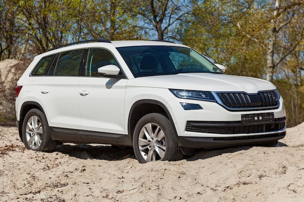 Ucrânia, Kiev, 25 de abril de 2017, carro Skoda Kodiaq 2.0 TDi modelo ano de 2017 test drive de carro na areia