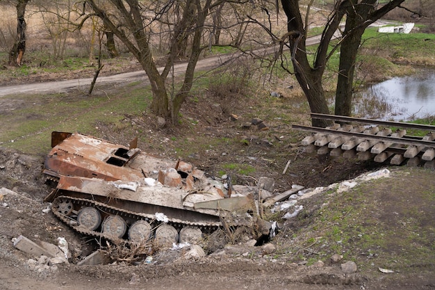 Ucrania kyiv región vehículo de combate de infantería roto del primer plano del ejército ruso