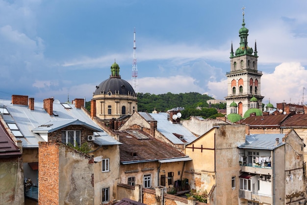 Ucrania Lviv 16 de junio de 2019 centro histórico de la ciudad edificios antiguos techos fachadas cúpula torre