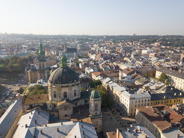 Ucrania Lviv centro de la ciudad antigua arquitectura drone foto vista de pájaro