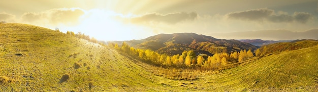 Ucrania, las maravillosas montañas de los Cárpatos. Impresionante paisaje de montaña con una colorida y vívida puesta de sol en el cielo nublado. Fondo natural de viajes al aire libre. Mundo de belleza.