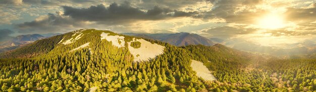 Ucrania, las maravillosas montañas de los Cárpatos. Impresionante paisaje de montaña con una colorida y vívida puesta de sol en el cielo nublado. Fondo natural de viajes al aire libre. Mundo de belleza.