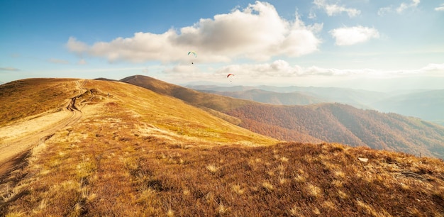 Ucrania Montañas MaguraJide y cielo azul Paisaje de las montañas de los Cárpatos Paisajes desérticos abiertos de las tierras altas de Borzhava Parque Nacional Pylypets