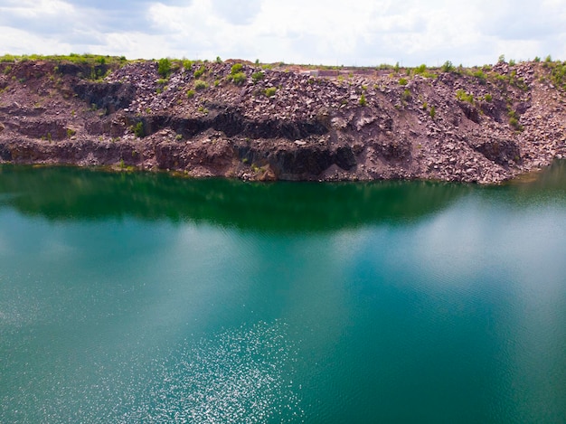 Ucrania. Vista superior de una cantera de granito inundada abandonada. Zumbido. Vista aérea