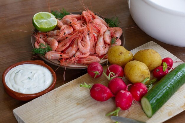 Ucumber rábano patata cocida salsa blanca y gambas con limón como ingredientes para ensalada