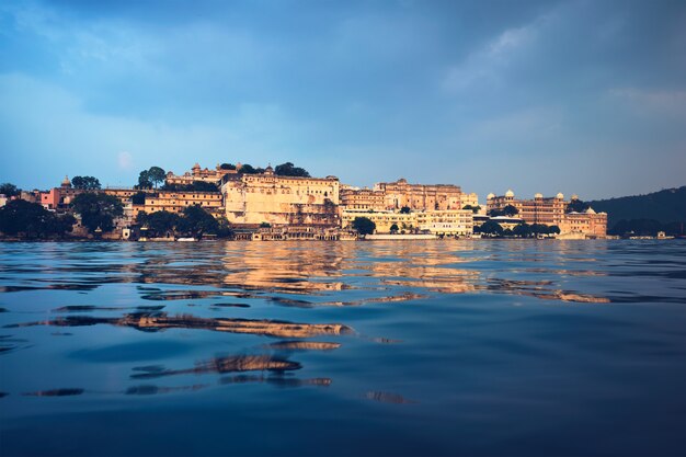 Udaipur City Palace auf Sonnenuntergangansicht. Udaipur, Indien