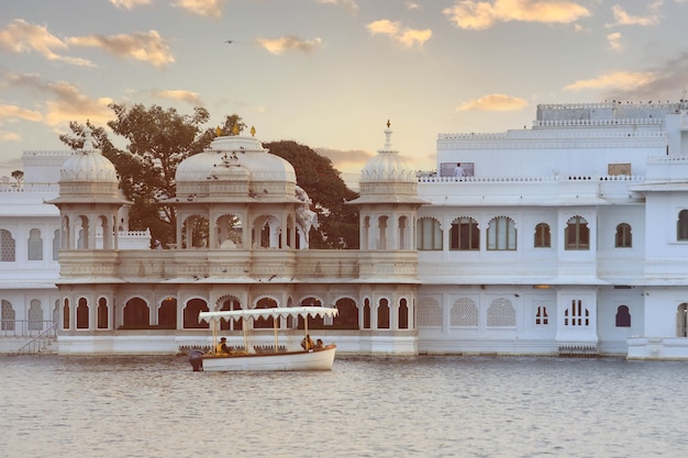 Udaipur Índia - 19 de janeiro de 2020: Taj Lake Palace no lago Pichola ao nascer do sol em Udaipur Rajasthan Índia.