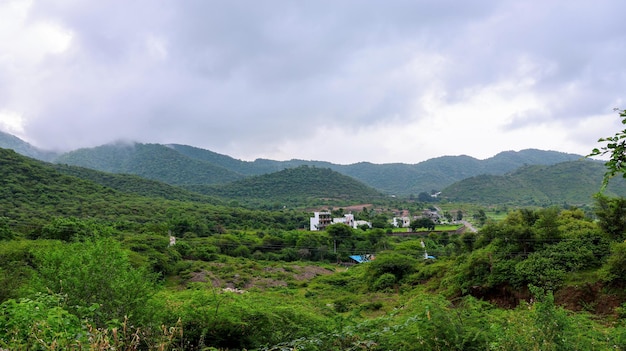 Foto udaipur oásis verde e serenidade bela paisagem de montanhas e verdes