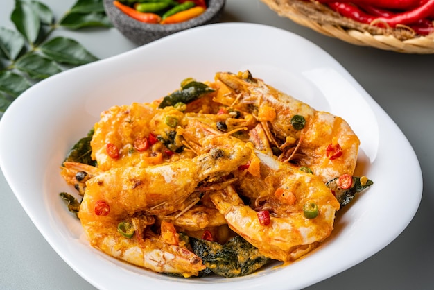 udang saus telur asin o camarones fritos con huevo salado y hojas de curry